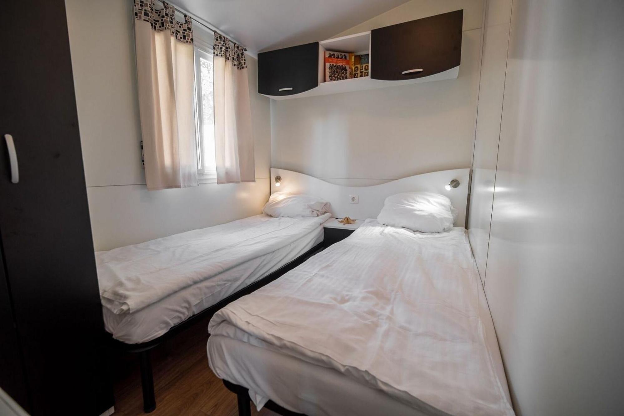 Lake View Mobile Homes With Thermal Riviera Tickets In Terme Catez Catez ob Savi Bilik gambar