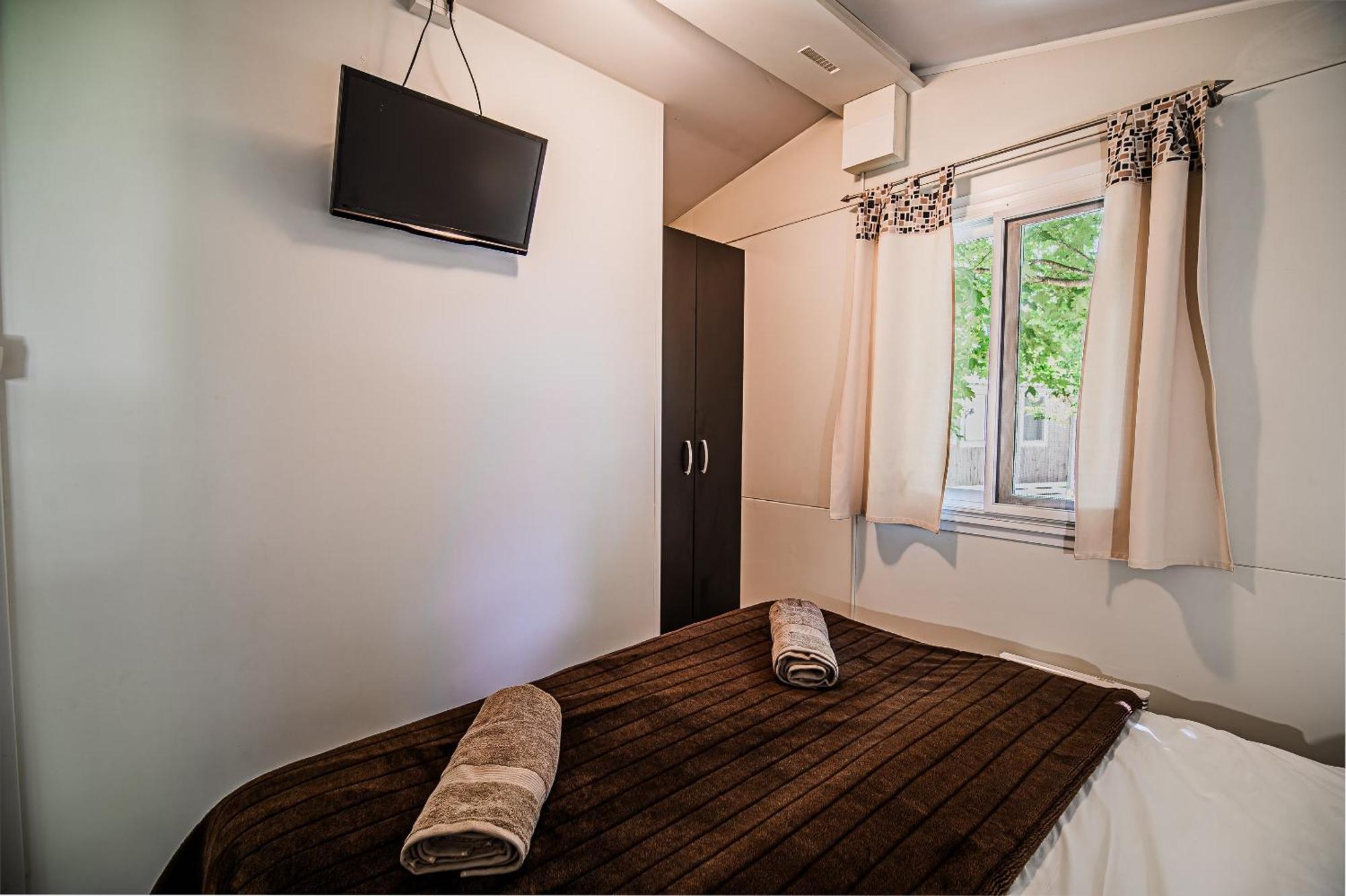 Lake View Mobile Homes With Thermal Riviera Tickets In Terme Catez Catez ob Savi Bilik gambar