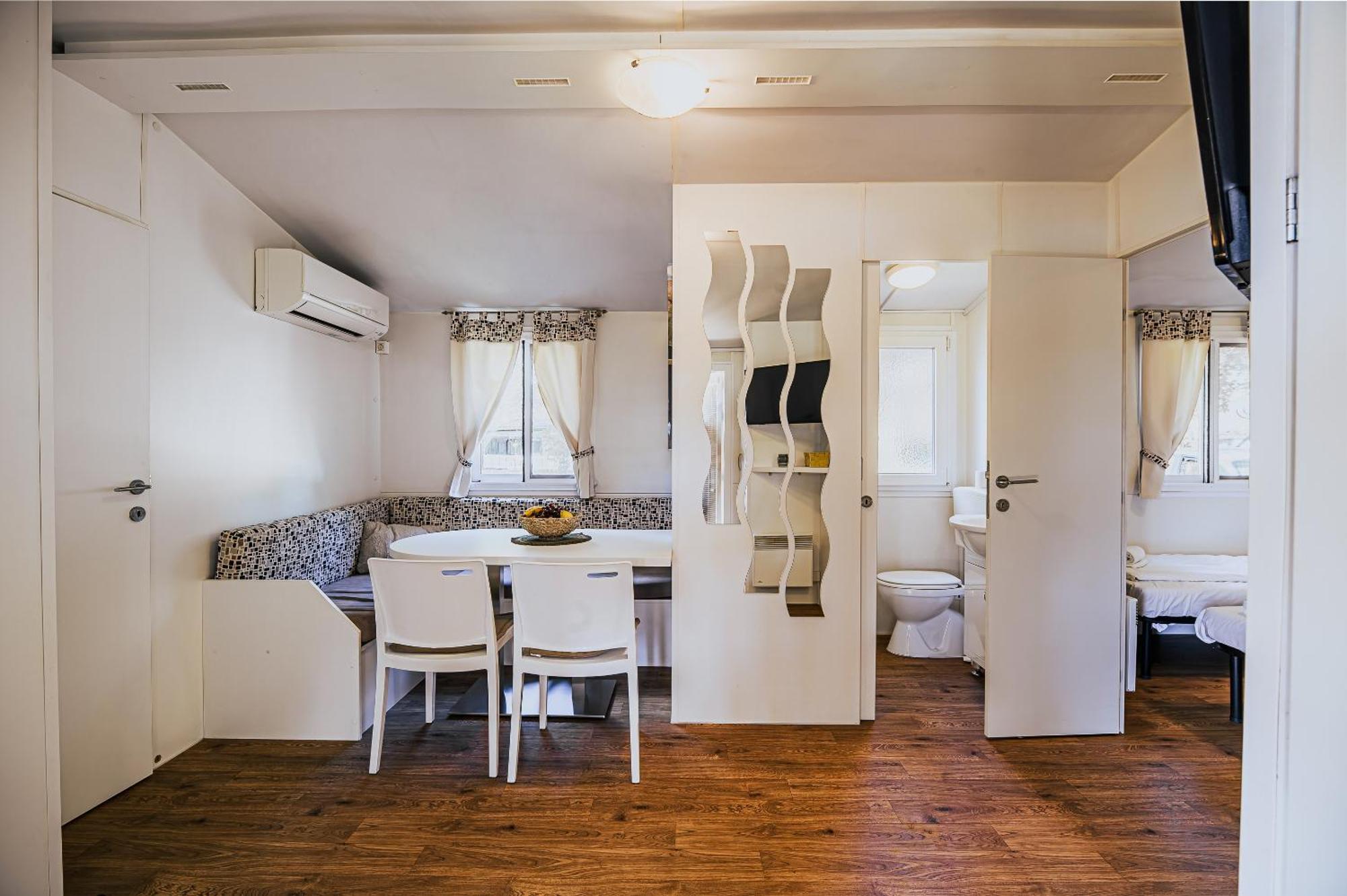 Lake View Mobile Homes With Thermal Riviera Tickets In Terme Catez Catez ob Savi Bilik gambar
