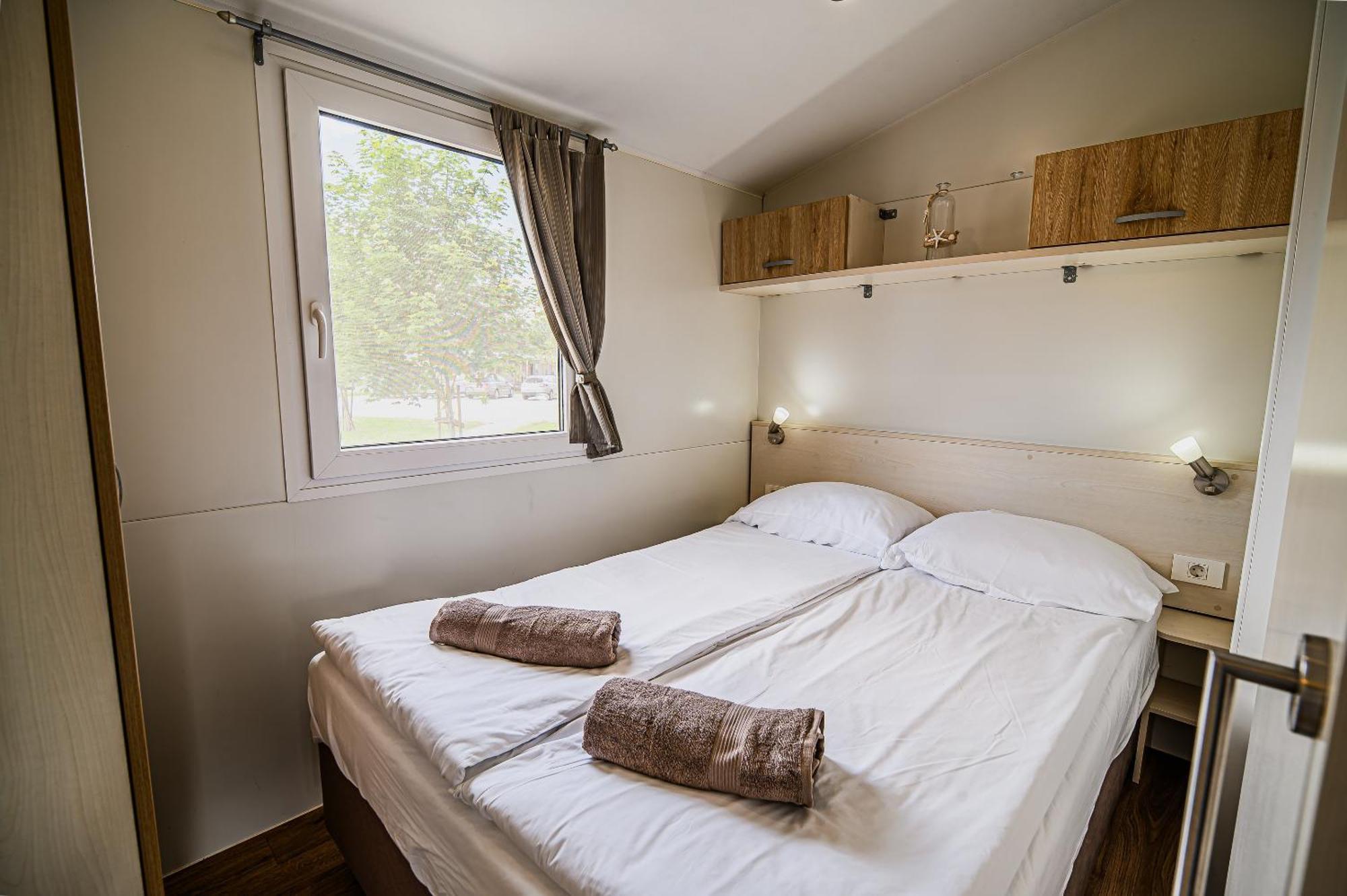 Lake View Mobile Homes With Thermal Riviera Tickets In Terme Catez Catez ob Savi Bilik gambar