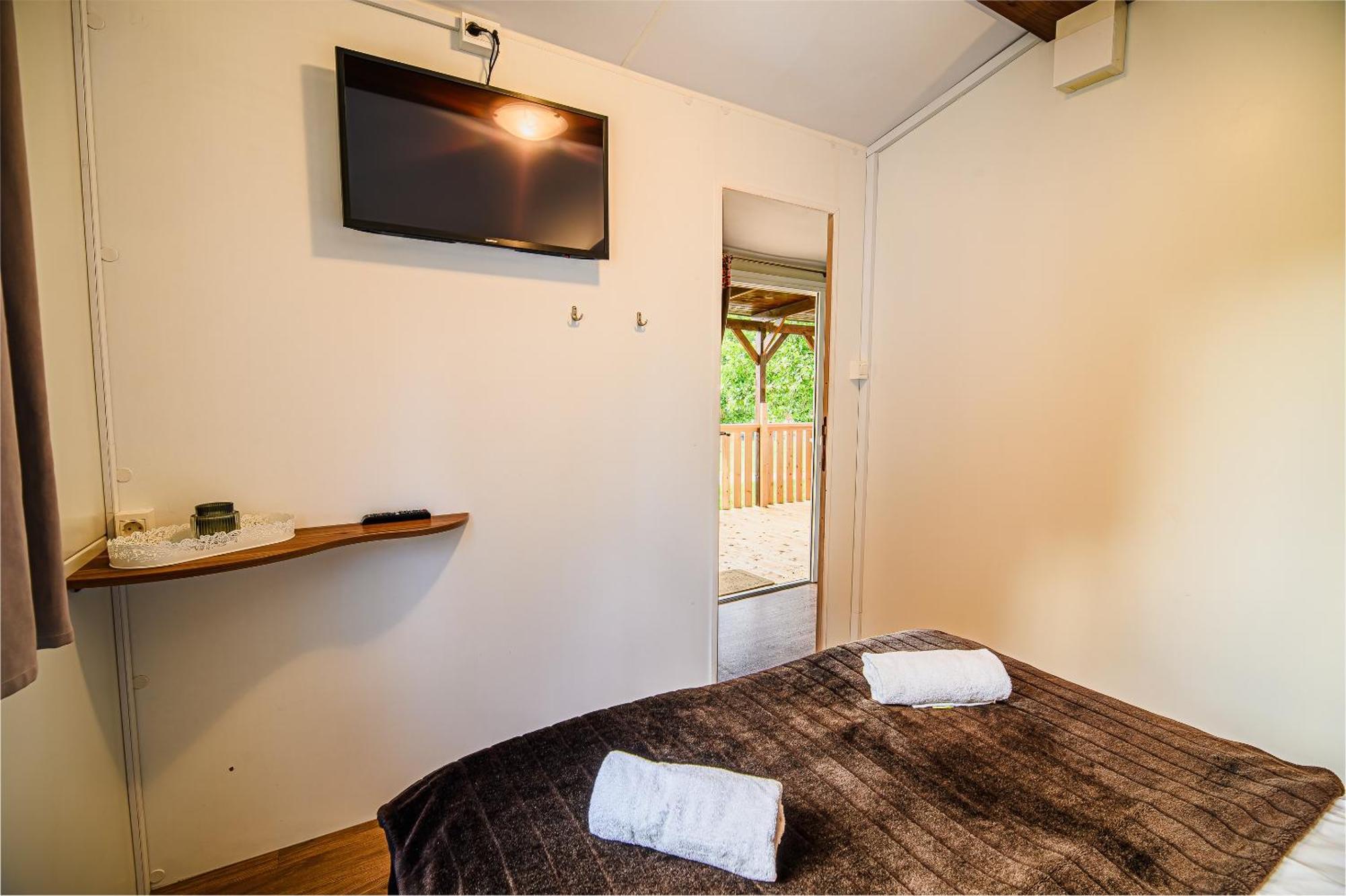 Lake View Mobile Homes With Thermal Riviera Tickets In Terme Catez Catez ob Savi Bilik gambar
