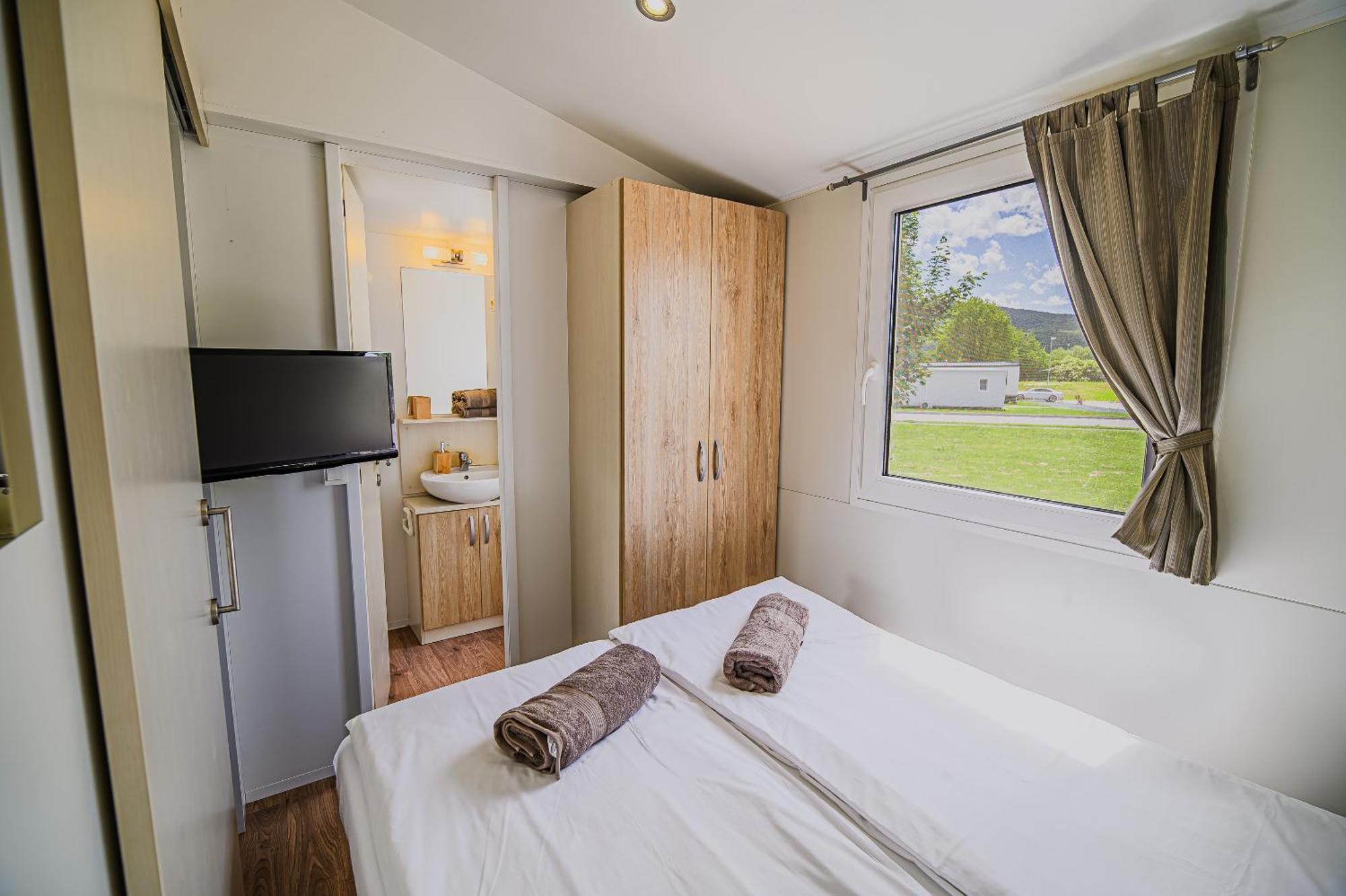 Lake View Mobile Homes With Thermal Riviera Tickets In Terme Catez Catez ob Savi Bilik gambar