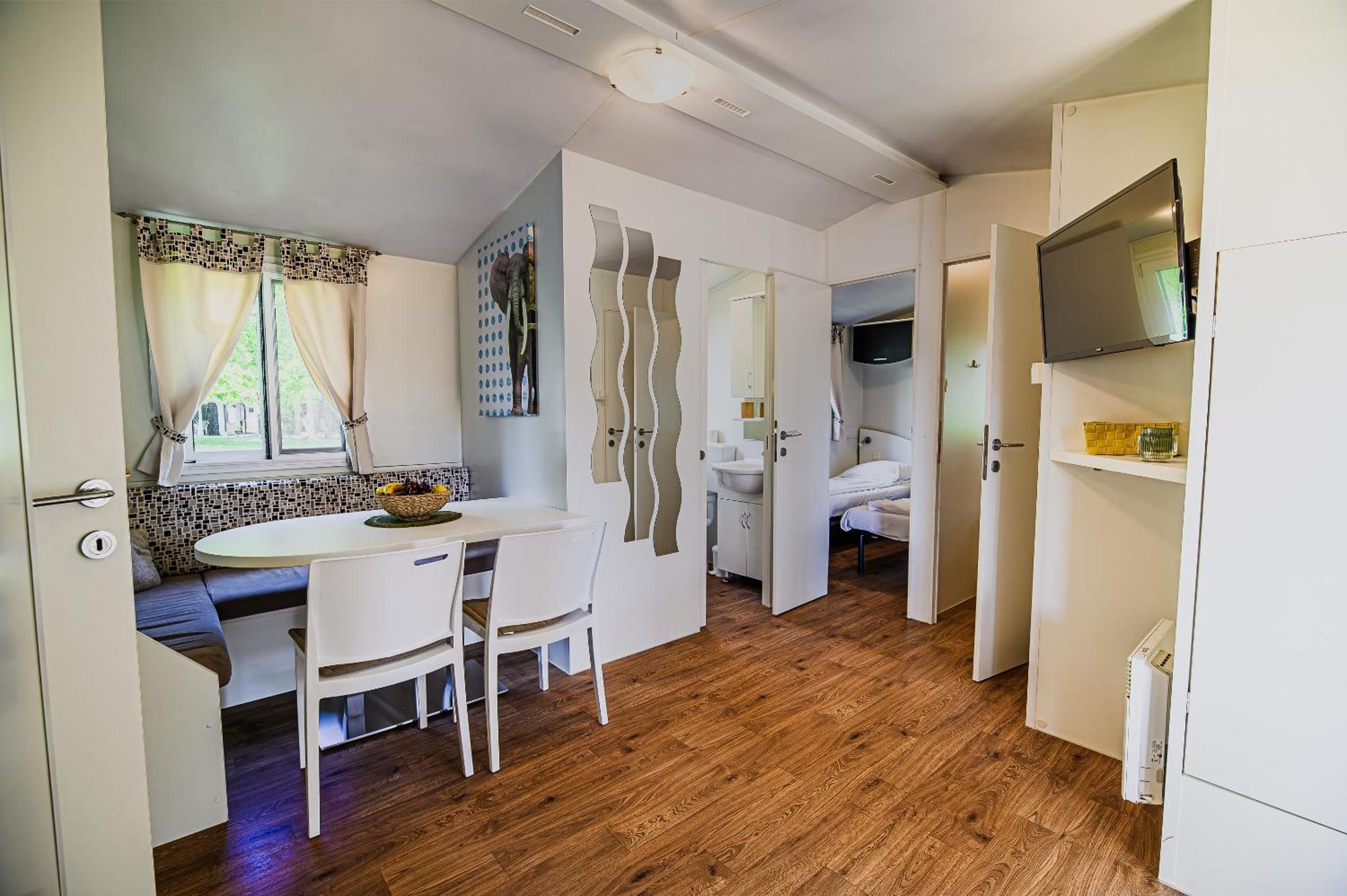 Lake View Mobile Homes With Thermal Riviera Tickets In Terme Catez Catez ob Savi Bilik gambar