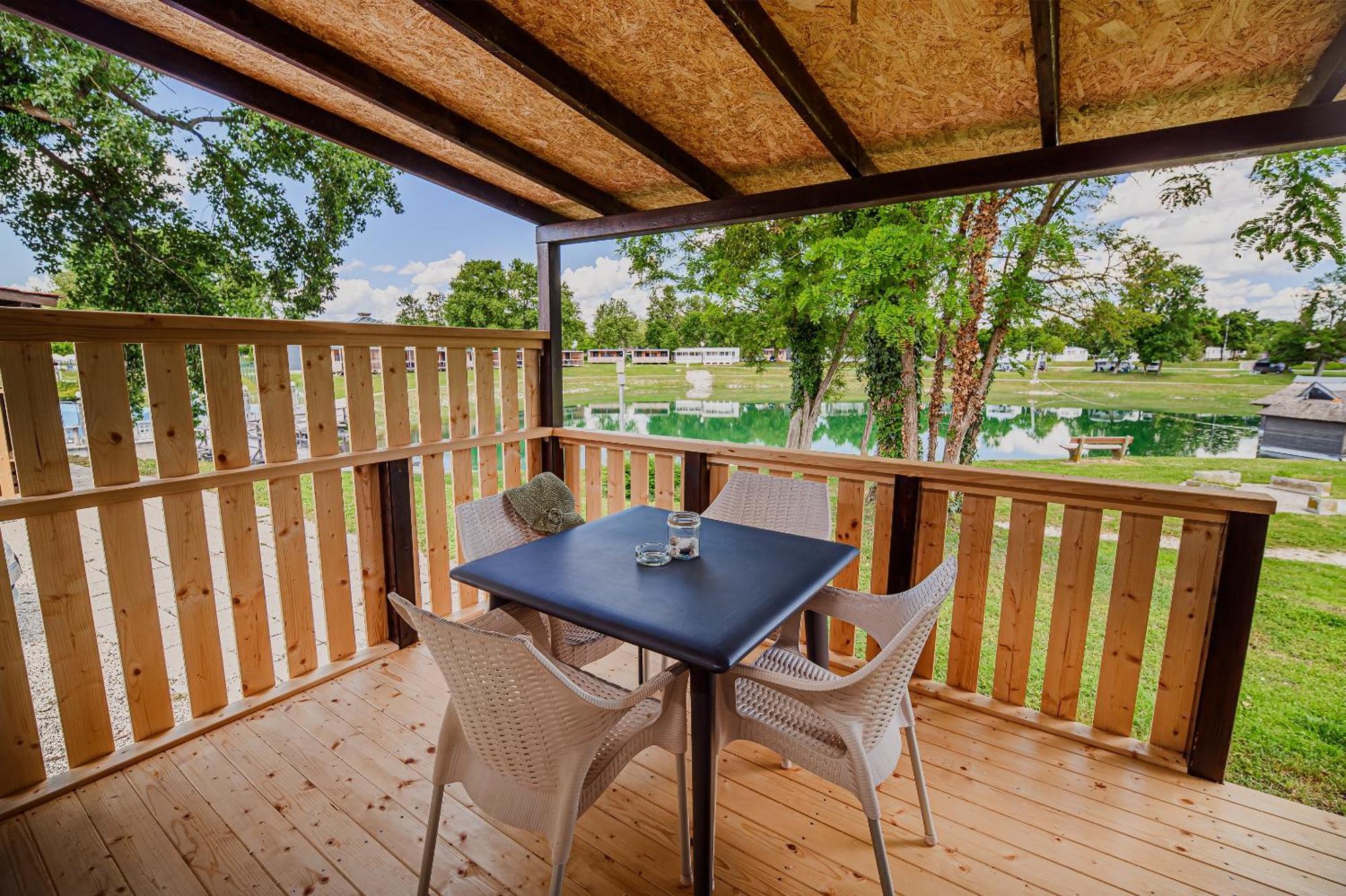 Lake View Mobile Homes With Thermal Riviera Tickets In Terme Catez Catez ob Savi Bilik gambar